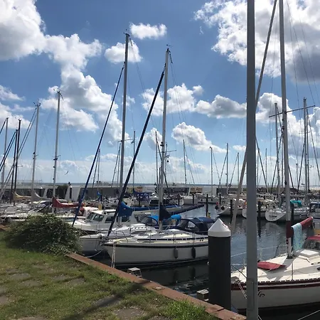 船屋 Schwimmendes Heimathafen *