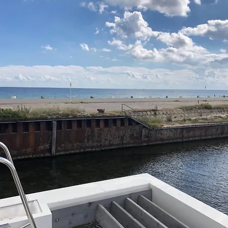 Schwimmendes Heimathafen 船屋 Großenbrode