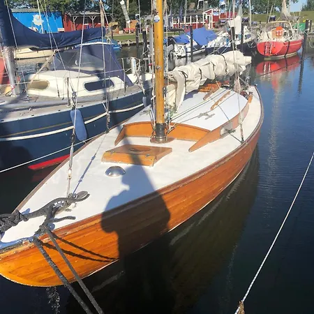 船屋 Schwimmendes Heimathafen *