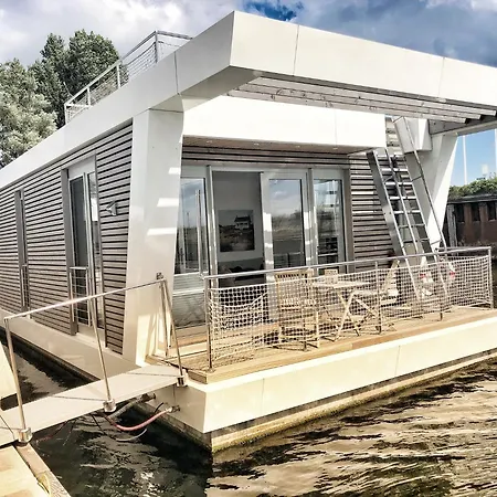 Schwimmendes Heimathafen Hotel en barco *