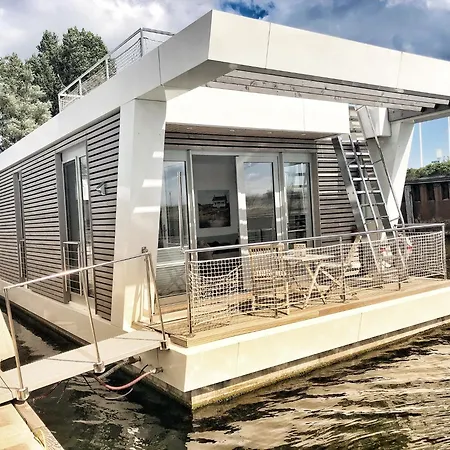 Schwimmendes Heimathafen Úszó hotel *