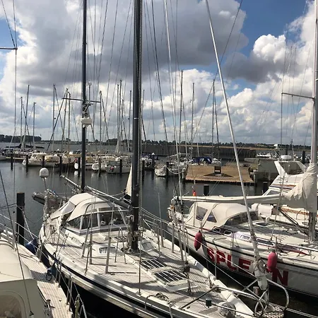 Schwimmendes Heimathafen Hotel en barco Großenbrode